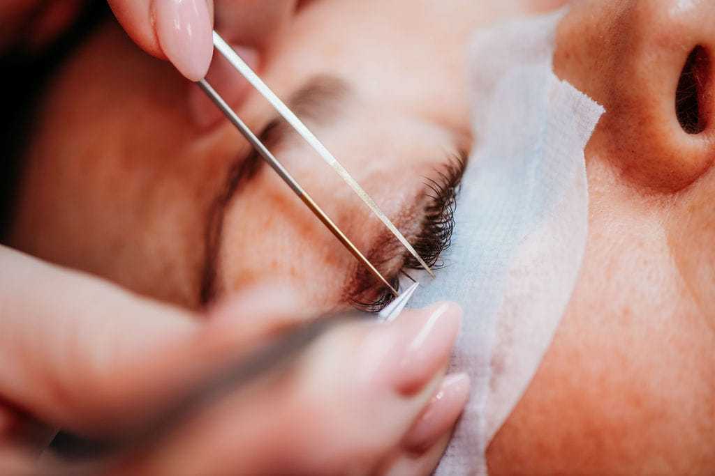 woman getting lash extentions